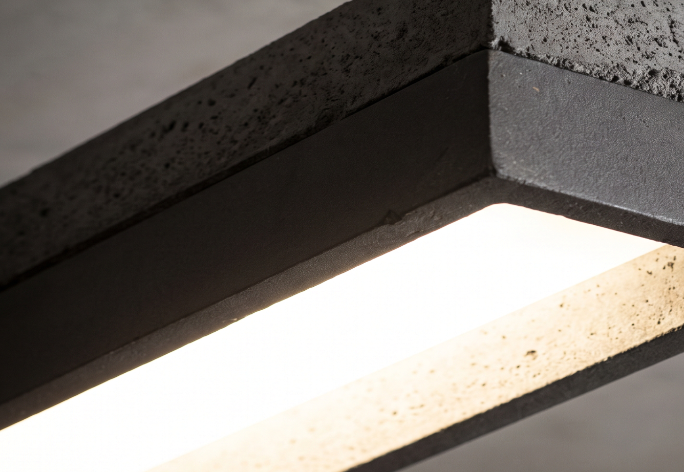 Detalle de la óptica de una luminaria integrada en concreto