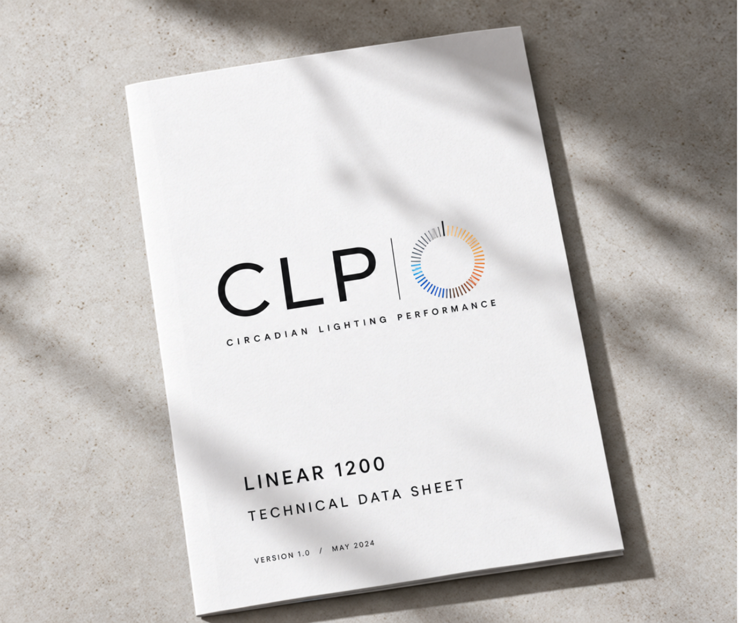Ficha técnica CLP Linear 1200 sobre una superficie iluminada por luz natural