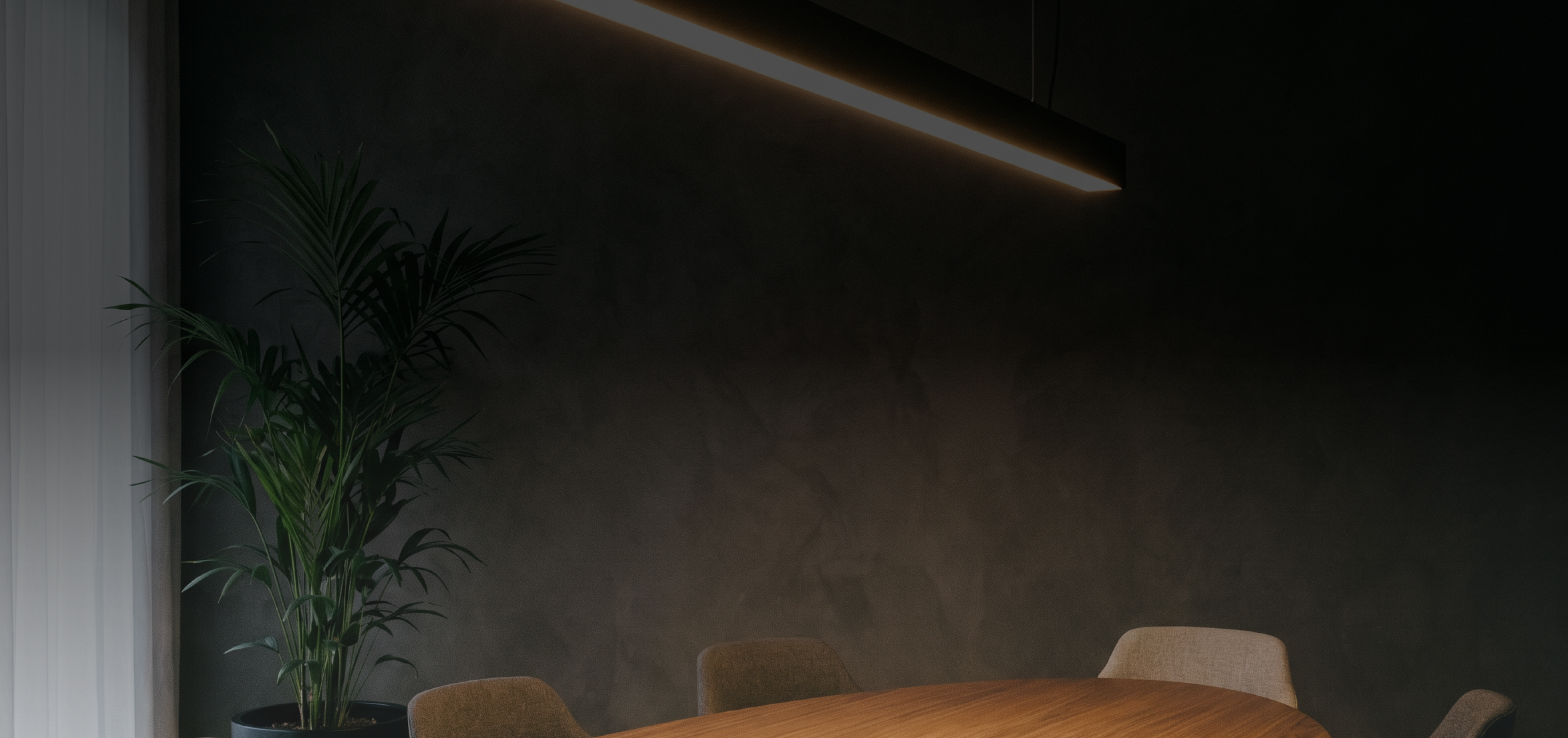 Sala de reuniones con una luminaria lineal suspendida